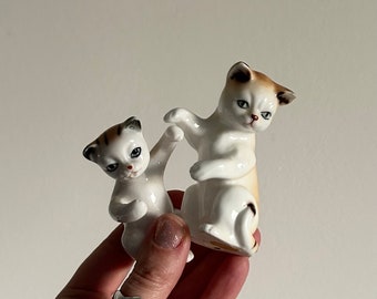 Vintage Playful Kitten Ceramics - Set of 2 Cute Cat Figurines - Kitsch Little Mini Ornaments, Fun Retro Room Decor, Miniature Kitty Trinkets