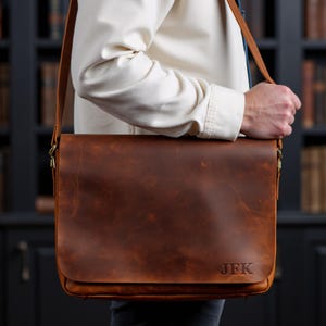 Sac messager en cuir fait main, sacoche en cuir personnalisée pour ordinateur portable de 14 à 16 pouces avec nom, sacoche en cuir personnalisée de qualité supérieure pour MacBook