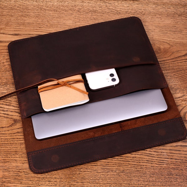 Housse en cuir marron pour ordinateur portable, étui enveloppe, pochette personnalisée pour ordinateur portable, pochette en cuir monogrammée pour Macbook, pochette en cuir avec initiales