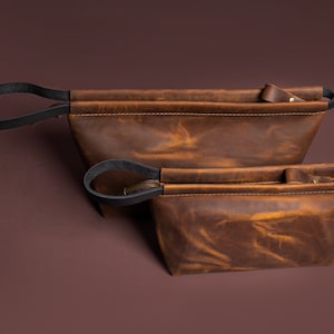 Personalisierte gravierte Herrenleder Kulturtasche mit Gurt, Leder Dopp Kit mit Monogramm, individuelle Kulturtasche, Geschenk für Ihn, individuelles Geschenk