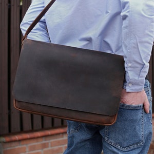 Sac bandoulière en cuir fait main pour ordinateur portable avec nom gravé et message secret à l'intérieur, sac à bandoulière pour ordinateur portable, cadeau cartable en cuir