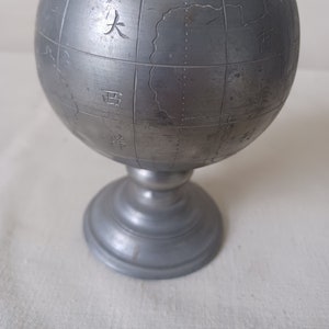 Caddy à thé/tabac, Chine, ancien globe terrestre gravé en étain