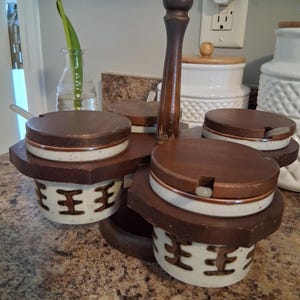 Servidor giratorio de condimentos vintage de mediados de siglo, de gres moteado, con cucharas de servir originales, Japón.