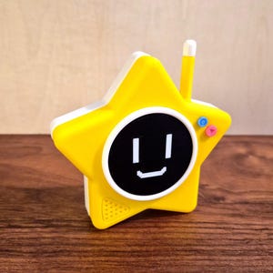 Puede incluir: Un letrero de madera rústico con el texto "Welcome to our home" en letras blancas. El letrero presenta un acabado envejecido y un diseño sencillo y acogedor, ideal para la decoración de la puerta principal.