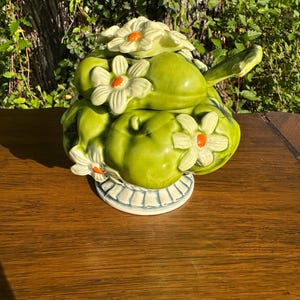 Vintage INARCO 1967 Green Apple Daisy Sugar Bowl w Lid & Spoon Japan Ceramic Jam Pot Retro Kitchen Decor