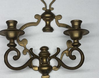 Candelabro de pared vintage de los años 60, ornamentado, de latón macizo, con dos brazos, 15" de alto x 10" de ancho.
