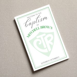 Puede incluir: Una tarjeta blanca con texto verde y un escudo verde y blanco con las letras "CTR" en su interior. El texto dice "Bienvenido al bautismo de Mitchell Brown, sábado 2 de octubre".