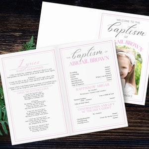 Peut inclure: Un programme de baptême rose et blanc avec le texte "Le baptême d'Abigail Brown" et les paroles de la chanson "Quand je suis baptisé". Le programme comprend également l'ordre du service pour la cérémonie de baptême.