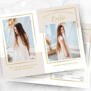 Puede incluir: Una invitación de bautismo con una foto de una niña con un vestido blanco. La invitación está decorada con detalles dorados y el texto "Bienvenido al bautismo de Bailey Carpenter" y "La Iglesia de Jesucristo de los Santos de los Últimos Días".