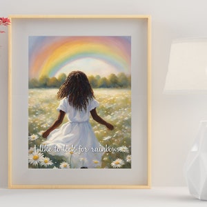 Op de afbeelding: Een schilderij van een jong meisje met lang donker haar dat door een veld met madeliefjes loopt naar een regenboog in de lucht. De tekst "Ik hou ervan om naar regenbogen te zoeken" staat onderaan het schilderij.