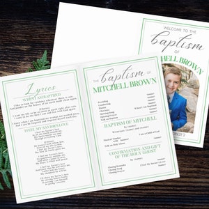 Puede incluir: Una invitación de bautizo con borde verde y texto. La invitación incluye las palabras "Bienvenido al bautizo de" y el nombre "Mitchell Brown". Las páginas interiores contienen letras y el orden del servicio.