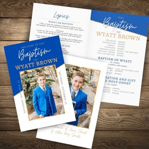 Puede incluir: Una invitación de bautismo azul y dorada con una foto de un niño pequeño con un traje azul. La invitación incluye el texto "Bienvenido al bautismo de Wyatt Brown" y la fecha "Sábado, 25 de septiembre".