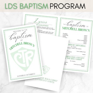Puede incluir: Un programa de bautismo verde y blanco. El programa incluye la letra de una canción, el orden de la ceremonia y el nombre de la persona que se bautiza, Mitchell Brown. El programa también incluye el texto "Programa de Bautismo LDS" y "Iglesia de Jesucristo de los Santos de los Últimos Días".