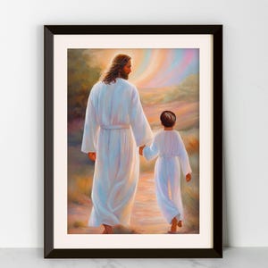 Op de afbeelding: Een schilderij van Jezus Christus die met een kind loopt. Jezus draagt een witte robe en het kind draagt een witte tuniek. Ze lopen op een pad met een kleurrijke lucht op de achtergrond.