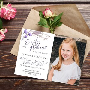 Pode incluir: Um convite de batismo com um design floral em aquarela em tons de roxo e cinza. O convite apresenta uma foto de uma menina com cabelo loiro e um vestido branco. O texto do convite diz "Emily Kichins está sendo batizada" e inclui a data, a hora e o local do batismo. O convite também inclui informações sobre um almoço que será servido após o batismo.