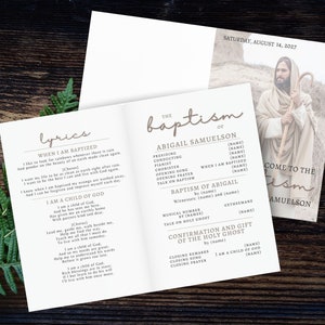 Puede incluir: Un programa de bautismo blanco y marrón con el texto "El Bautismo de Abigail Samuelson" y la letra de la canción "Cuando Soy Bautizado". El programa también incluye el orden del servicio para la ceremonia de bautismo.