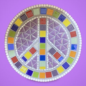 Symbole de paix en mosaïque complexe sur un cercle en bois | Cadeau artisanal