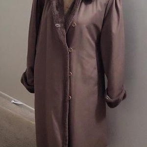 Vintage LONDON FOG Tan/Brown Pile Lined  Belted Trench Coat in Size 16-M