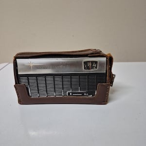 Radio vintage à transistors Channel Master 6, modèle 6528 EUC - testée et fonctionnelle