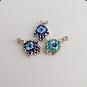 colgantes mini mano de Fátima elaboradas en cuentas de miyuki delica, mano de hamsa