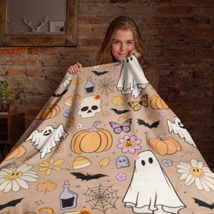 Groovy Halloween Blanket for Fall, Retro Halloween Pumpkin Accent Blanket Gift for Mom, Cozy Fall Comforter with Ghosts Throw Blanket Decor