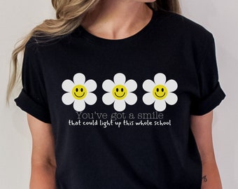 Tienes una sonrisa que podría iluminar toda la escuela, camiseta de maestro, camiseta de aliento, letra sutil, positividad