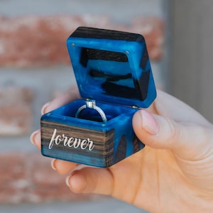 Caja azul para anillos, regalo de aniversario para ella. Caja de epoxi y madera para anillos de compromiso.
