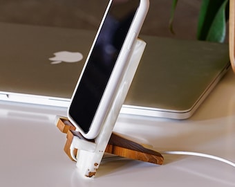 Élégant support de téléphone en bois pour bureau. Support de téléphone en bois personnalisé pour offrir à vos collègues. Cadeaux groupés uniques pour les collègues