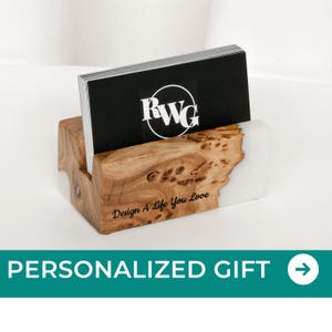 Individueller VISITENKARTENHALTER mit Gravur. Personalisierte Geschenke für Ihn. Kartenständer aus Epoxidharz und Holz. Büro Geschenkideen