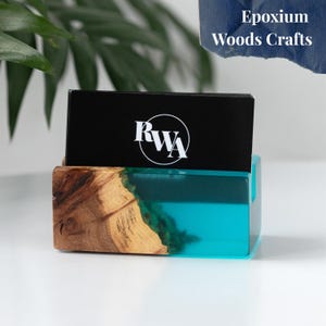 Ozeanblaue Visitenkarten-Halterung. Visitenkartenständer aus Holz und Harz. Schreibtischzubehör für Frauen Büro