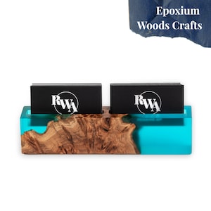 Targa personalizzata con porta biglietti da visita per scrivania. Organizzatore multiplo in resina e legno blu oceano. Regalo unico per papà, patrigno o festa del papà.