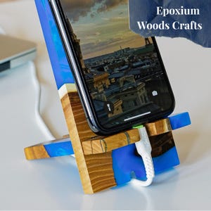 PORTE-TÉLÉPHONE en résine bleu cobalt et bois. Porte-breloques en bois pour téléphone. Cadeau de remerciement pour mentor