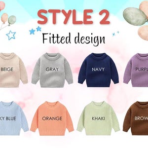 K&ouml;nnte beinhalten: Acht lang&auml;rmelige Pullover mit Rundhalsausschnitt und Rippstrickstruktur in den Farben Beige, Grau, Marineblau, Lila, Himmelblau, Orange, Khaki und Braun. Der Text "STYLE 2" und "Fitted design" steht oben, mit Farbbezeichnungen unter jedem Pullover.