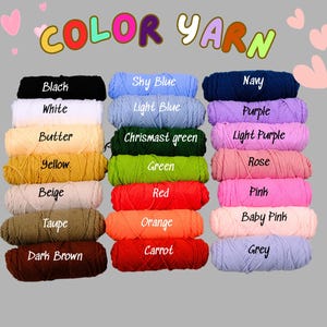 K&ouml;nnte beinhalten: Eine Sammlung von vierundzwanzig Garnkn&auml;ueln, angeordnet in drei Spalten, jeweils beschriftet mit dem Farbnamen wie Black, White, Butter, Yellow, Beige, Taupe, Dark Brown, Sky Blue, Light Blue, Chrismast green, Green, Red, Orange, Carrot, Navy, Purple, Light Purple, Rose, Pink, Baby Pink und Grey. Der Text COLOR YARN steht oben mit rosa Herzsymbolen.