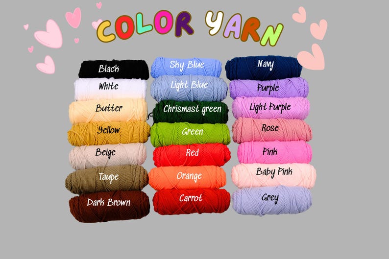 K&ouml;nnte beinhalten: Eine Sammlung von vierundzwanzig Garnkn&auml;ueln, angeordnet in drei Spalten, jeweils beschriftet mit dem Farbnamen wie Black, White, Butter, Yellow, Beige, Taupe, Dark Brown, Sky Blue, Light Blue, Chrismast green, Green, Red, Orange, Carrot, Navy, Purple, Light Purple, Rose, Pink, Baby Pink und Grey. Der Text COLOR YARN steht oben mit rosa Herzsymbolen.
