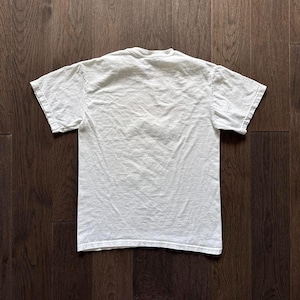 Puede incluir: Una camiseta blanca de manga corta. La camiseta est&aacute; hecha de una tela suave y c&oacute;moda.