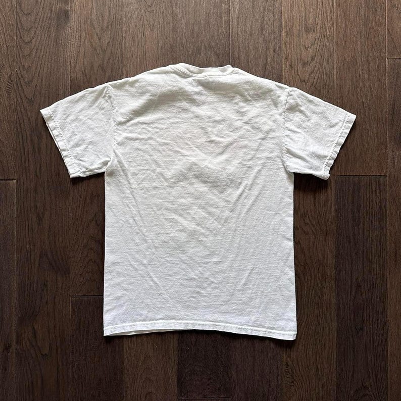 Puede incluir: Una camiseta blanca de manga corta. La camiseta est&aacute; hecha de una tela suave y c&oacute;moda.