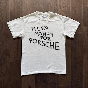 Puede incluir: Camiseta blanca con texto negro que dice "NEED MONEY FOR PORSCHE".