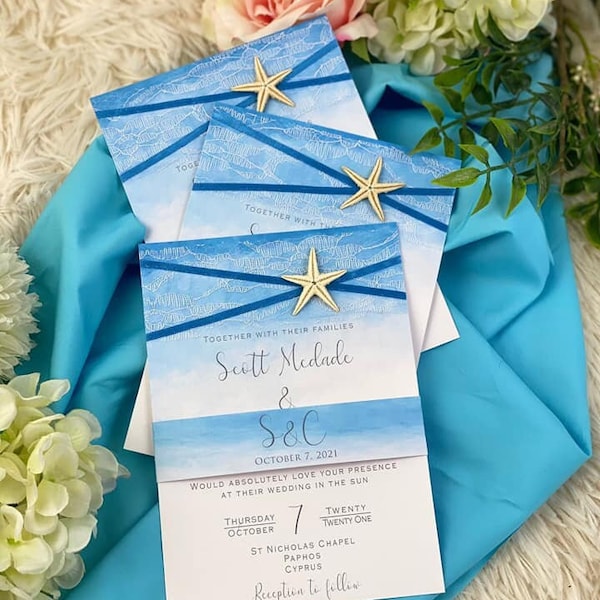 Faire-part de mariage sur la plage avec étoile de mer avec dentelle et tongs RSVP. Parfait pour les mariages à destination en dégradé de bleu