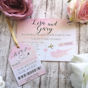 Carte postale invitation à une réception de mariage- avion scintillant- mariage sur la plage -mariage à destination- calligraphie moderne -voyage- Carte postale