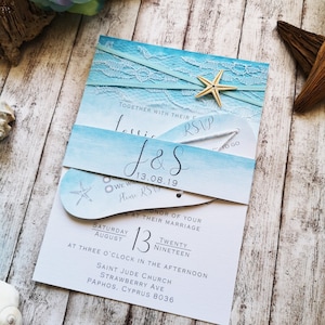 Invito matrimonio sulla spiaggia con stella marina con pizzo e infradito RSVP. Perfetto per matrimoni di destinazione