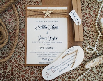 Könnte beinhalten: Eine Hochzeitseinladung im maritimen Stil. Die Einladung ist auf weißem Karton mit braunen Jute-Akzenten gedruckt. Die Einladung zeigt einen Seestern und ein Seil. Der Text auf der Einladung lautet: "Gemeinsam mit ihren Eltern laden Natalie Hemp & James Taylor Sie herzlich zu ihrer Hochzeit am Samstag, den 10. März 2018, um 16:00 Uhr im Hard Rock Hotel and Casino, Punta Cana, ein. Empfang im Anschluss."