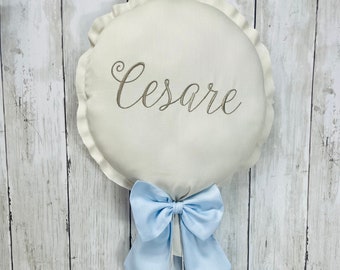 Ballon de naissance bébé noeud personnalisé avec prénom brodé, étoiles, nuages ou coeurs, décoration faire-part de naissance pour chambre d'enfant devant la porte