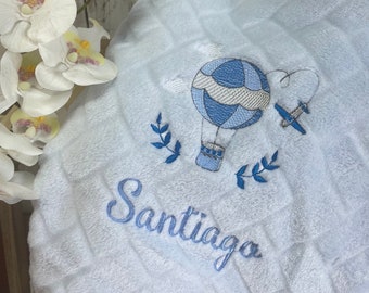 Copertina neonato celeste in morbido pile personalizzata con disegno e nome ricamato idea regalo battesimo nascita baby shower compleanno