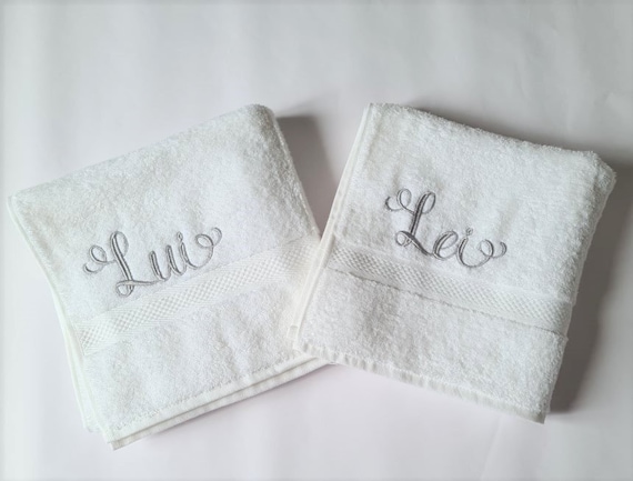  Juvale Paquete de 2 toallas de mano con monograma de letra M,  toallas de mano de algodón gris con inicial bordada plateada M para regalo  de boda, despedida de soltera, baby
