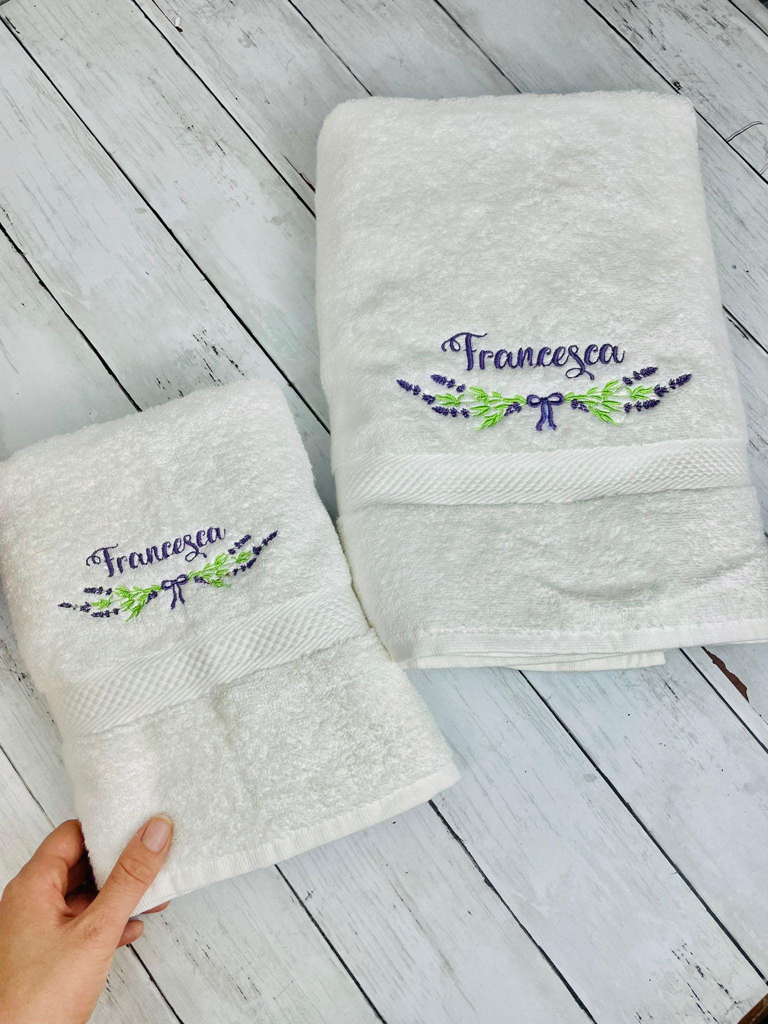 Towel with embroidered name and lavender flowers, personalized guest towel, soft cotton terry, gift idea for mom and friend