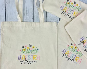 Tote Bag Personalizzata per Maestra – Scritta colorata, Fiori e Nome – Regalo Fine Anno Originale