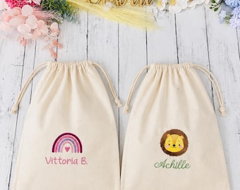 Sacca asilo bambini porta bavaglini con nome e disegno ricamato, sacchetto con leone arcobaleno unicorno rosa o beige, borsa misura piccola