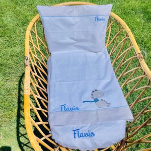 Parure de draps pour bébé avec nom et initiales brodés, coordonnée avec un dinosaure, parure de lit 100% coton, ensemble 3 pièces pour lit bébé
