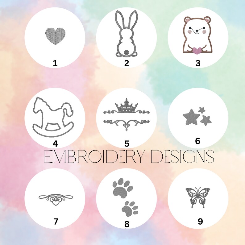 Pode incluir: Nove desenhos de bordado em formato de grade. Os desenhos incluem um cora&ccedil;&atilde;o, um coelho, um urso segurando um cora&ccedil;&atilde;o, um cavalinho de balan&ccedil;o, uma coroa, duas estrelas, um redemoinho com um cora&ccedil;&atilde;o, duas pegadas e uma borboleta.
